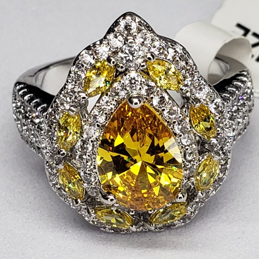 💎Stunning Pear Shaped Yellow Sapphire Fashion Ring Adorned with Pave Stones